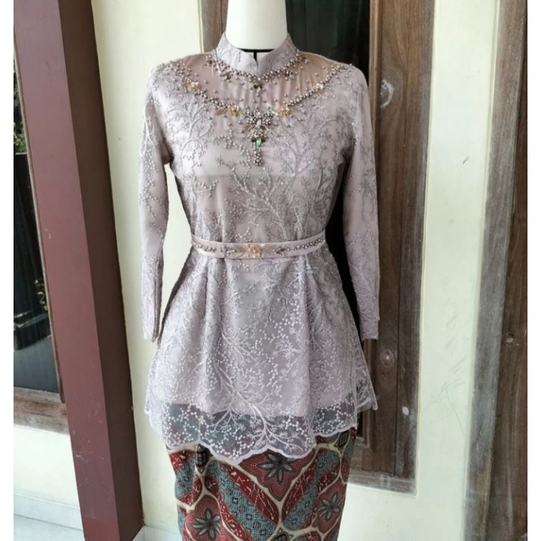 ผู้สําเร็จการศึกษา kebaya.pager ayu.engment