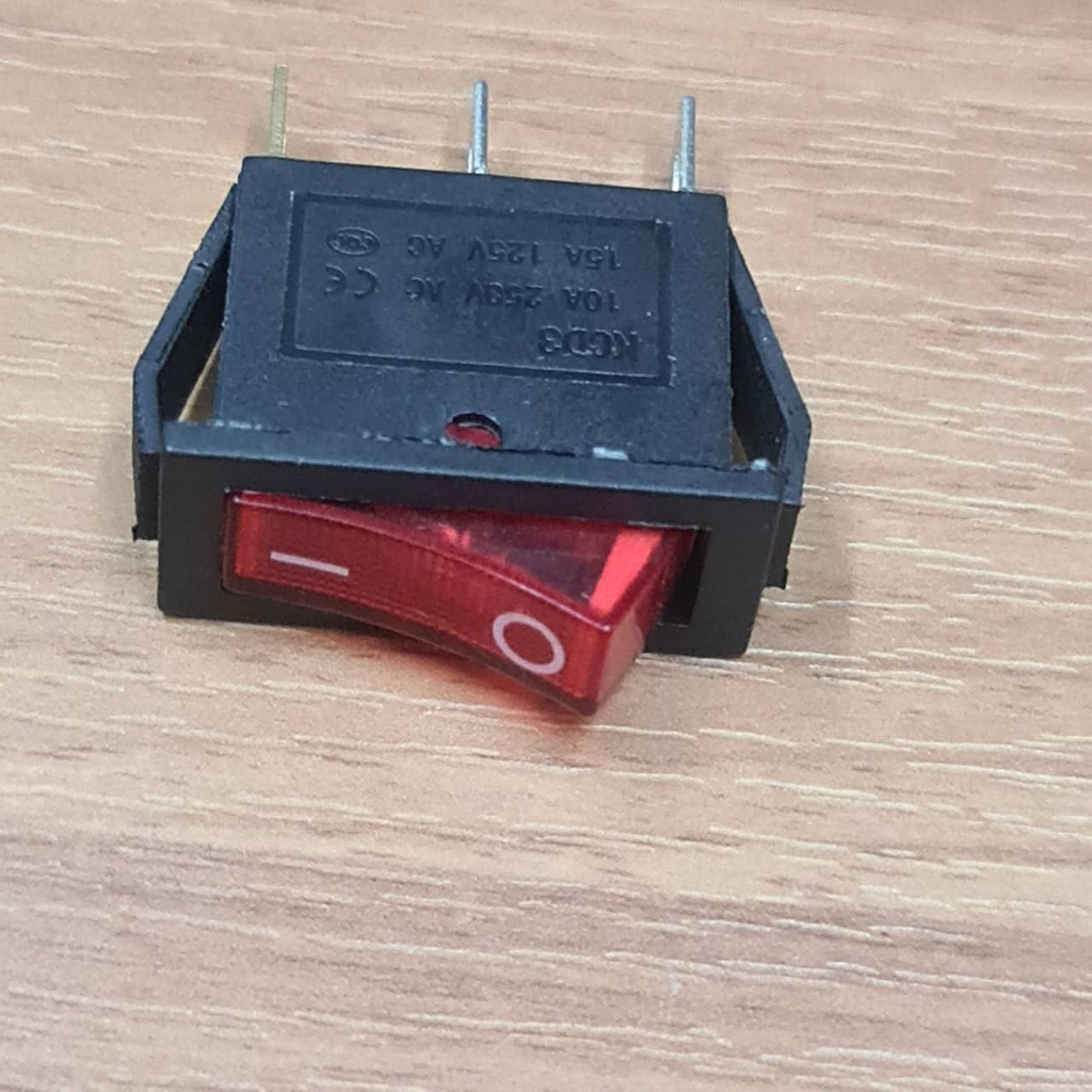 0000581 สวิทซ์ เปิดปิด อย่างดี (ตัวบาง) สี่เหลี่ยม สวิทช์ 15A 220V 3ขา ไฟสีแดง