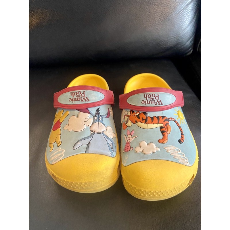 มือสอง Crocs Winnie the Pooh สีเหลือง ไซส์ C10-C11 ความยาวด้านในรองเท้ายาว18cm