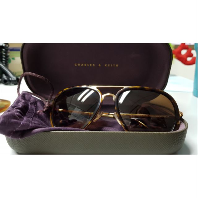 แว่นตากันแดด Charles and Keith