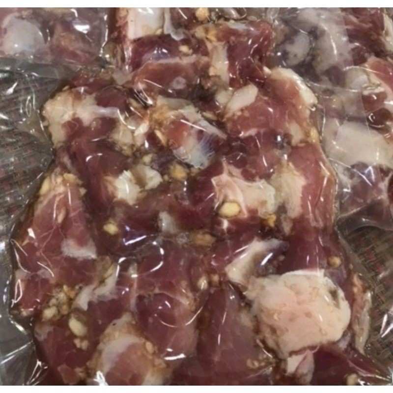 แหนมหมู เนื้อหมู ติดมันนิดหน่อย ไม่แข็งเวลาทอด  เปรี้ยวกำลังดี อร่อยๆๆบรรจุครึ่งกิโลกรัมไม่ใส่สารกันบูด100%
