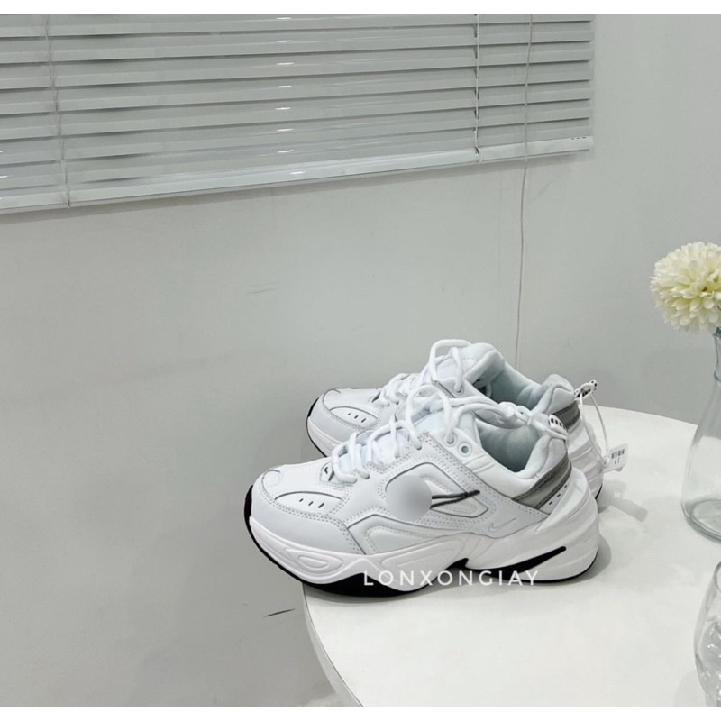 รองเท้ากีฬา M2k สีดําและสีขาวสุด ๆ