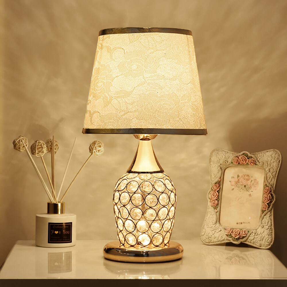European style crystal table lamp โคมไฟข้างเตียงห้องนอน โคมไฟตั้งโต๊ะสไตล์โมเดิร์นเรียบง่าย Warm Light โคมไฟตั้งโต๊ะงานแ