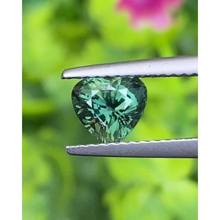 พลอย เขียวส่อง (Green Sapphire) ทรงหัวใจ 1.21 กะรัต (Cts.) พลอยแท้ อัญมณีมงคลประจําวันเกิด