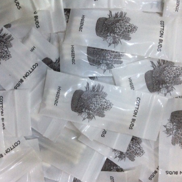 สำลีก้าน 4 ก้าน บรรจุซองสีขาวพิมพ์ลายดอกไม้ ของใช้โรงแรม (500 ชุด)