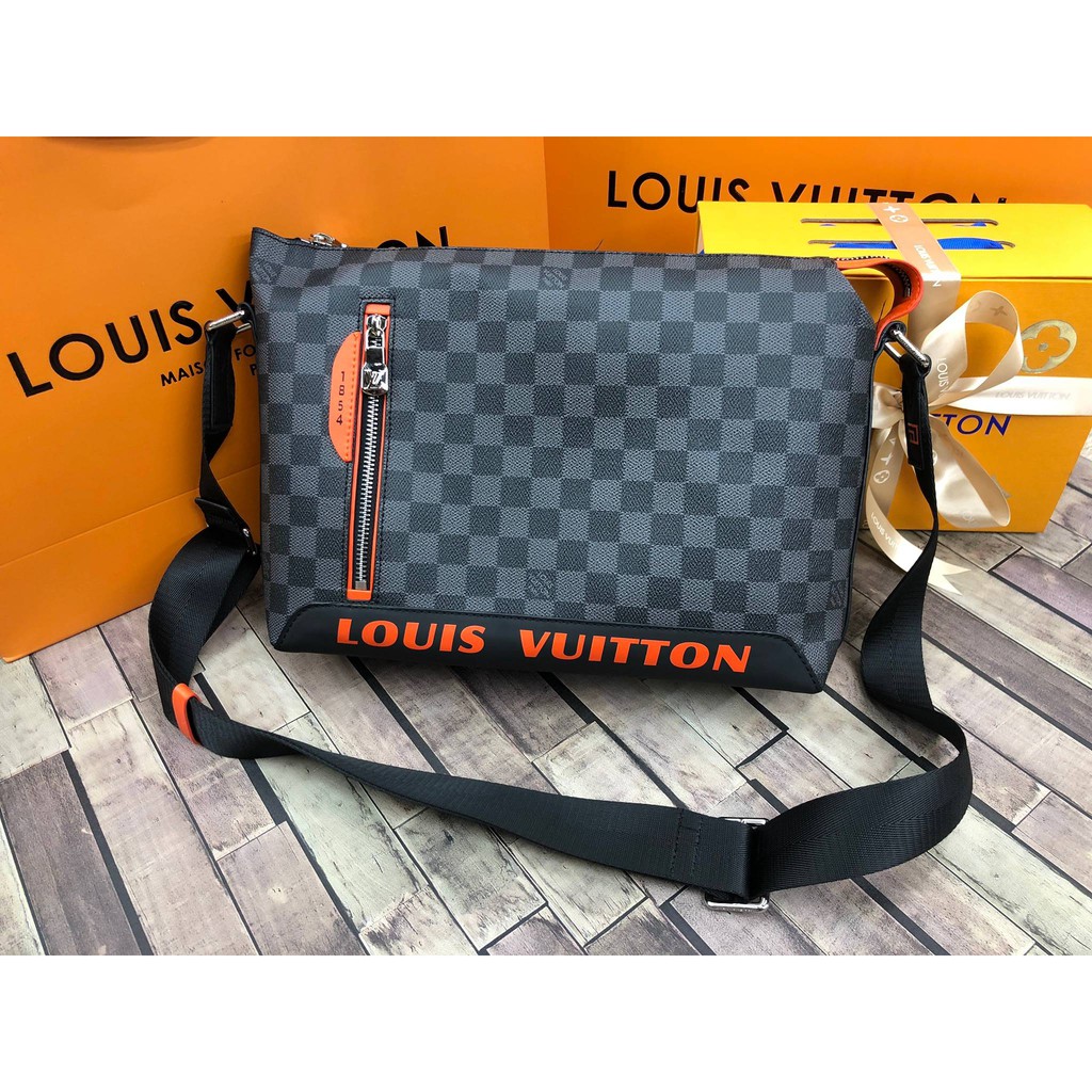 louis vuitton discovery messenger pm