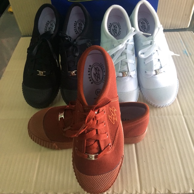 รองเท้า Breaker