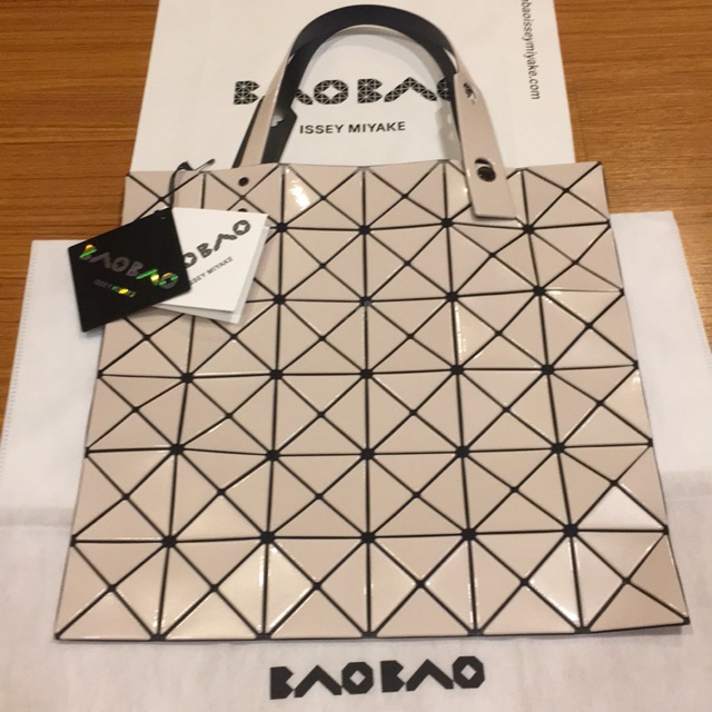 กระเป๋า BAO BAO Issey miyake 6*6 สี beige