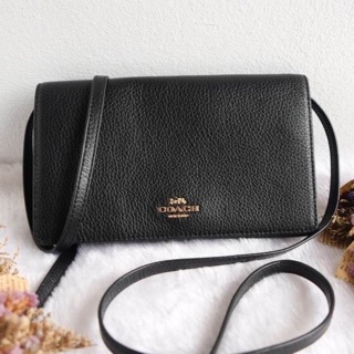 Coach foldover clutch crossbody เรียบหรูดูดีสุดๆ ถอดสายเป็น clutch ได้ มีช่องใส่บัตรเยอะ ใส่มือถือได้ทุกรุ่นค่ะ