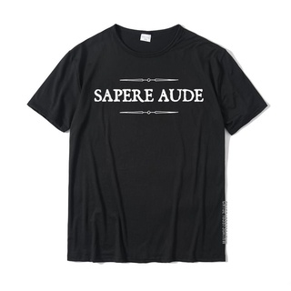 [COD]เสื้อยืด ผ้าฝ้าย พิมพ์ลาย Sapere Aude Dare To Be Wise Horace Latin Proverb สําหรับผู้ชายS-5XL