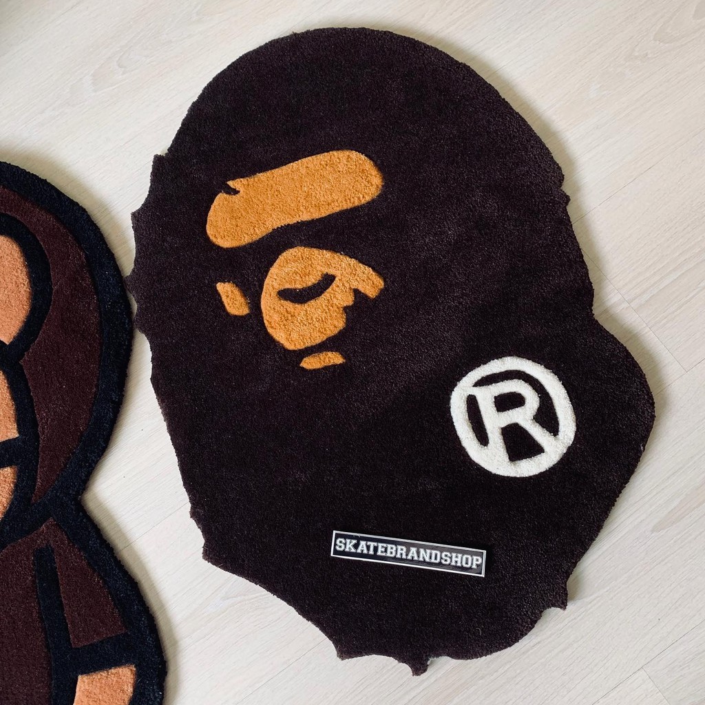 [ 💥ส่งฟรี 855.-]  พรม A BATHING APE® BAPE ตามโลโก้ ขนาด :70x50cm ใช้ตกแต่งห้อง หรือนั่งรองเล่นคอมเก๋ๆ หายากมาก