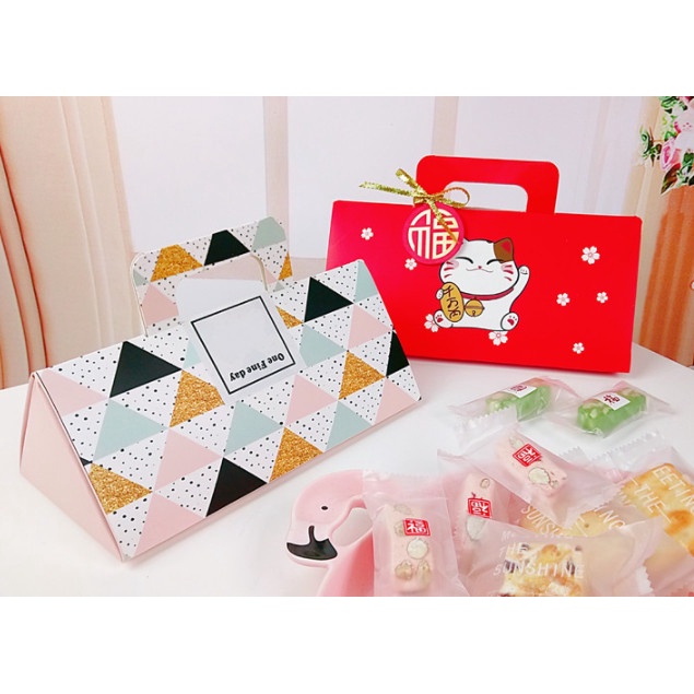 กล่องขนม กล่องคุ๊กกี้ ทรงสามเหลี่ยม หูหิ้ว(HL78)