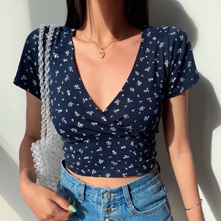 เสื้อครอปแขนสั้น คอวี ลายดอกไม้ แฟชั่นสำหรับผู้หญิง