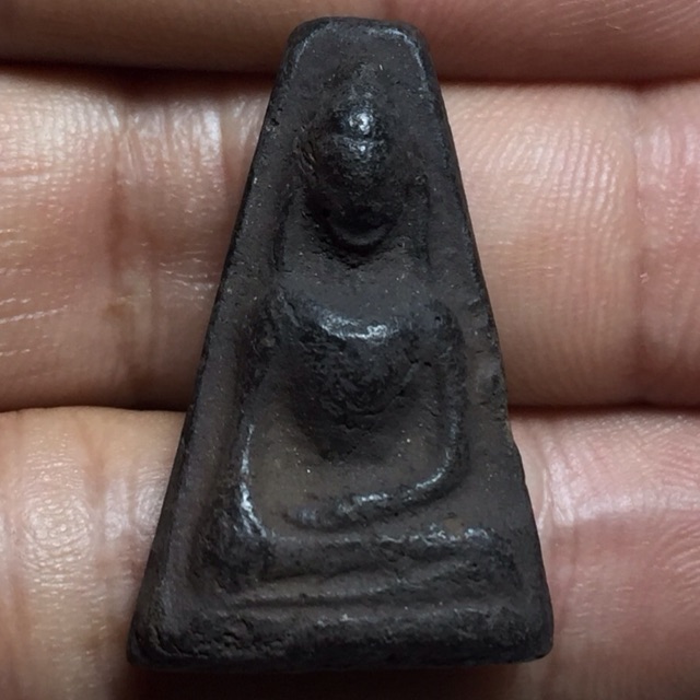 พระผงสุพรรณรุ่นจงอางศึกปี 2510 จังหวัดสุพรรณบุรีราคา 600 บาท