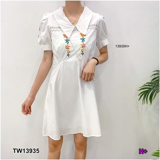 TwinsShopVip💗พร้อมส่ง TW13935 เดรสคอปกแขนตุ๊กตาอกปักดอกไม้