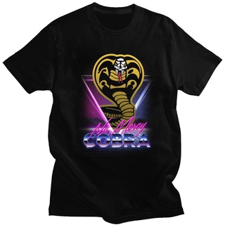 เสื้อยืดแขนสั้น ผ้าฝ้าย พิมพ์ลายกราฟิก The Karate Kid 80s Retrowave aesthetic No Mercy Cobra Kai แฟชั่นสําหรับผู้ชายสามา