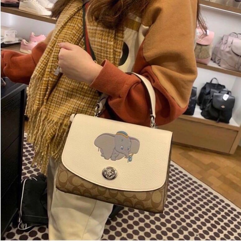 💕🌈✅ พร้อมส่งNEW COACH DISNEY X COACH TILLY TOP HANDLE SATCHEL IN SIGNATURE CANVAS WITH DUMBO🧳🥰