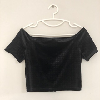 เสื้อครอปผ้ากำมะหยี่สีดำ มีลายของใหม่