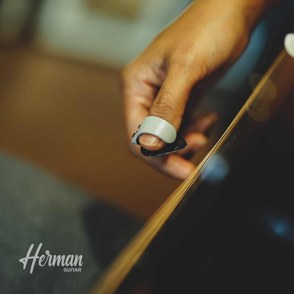 ปิ๊กกีตาร์ Black Mountain Thumb Pick 0.7mm (สีเทา)