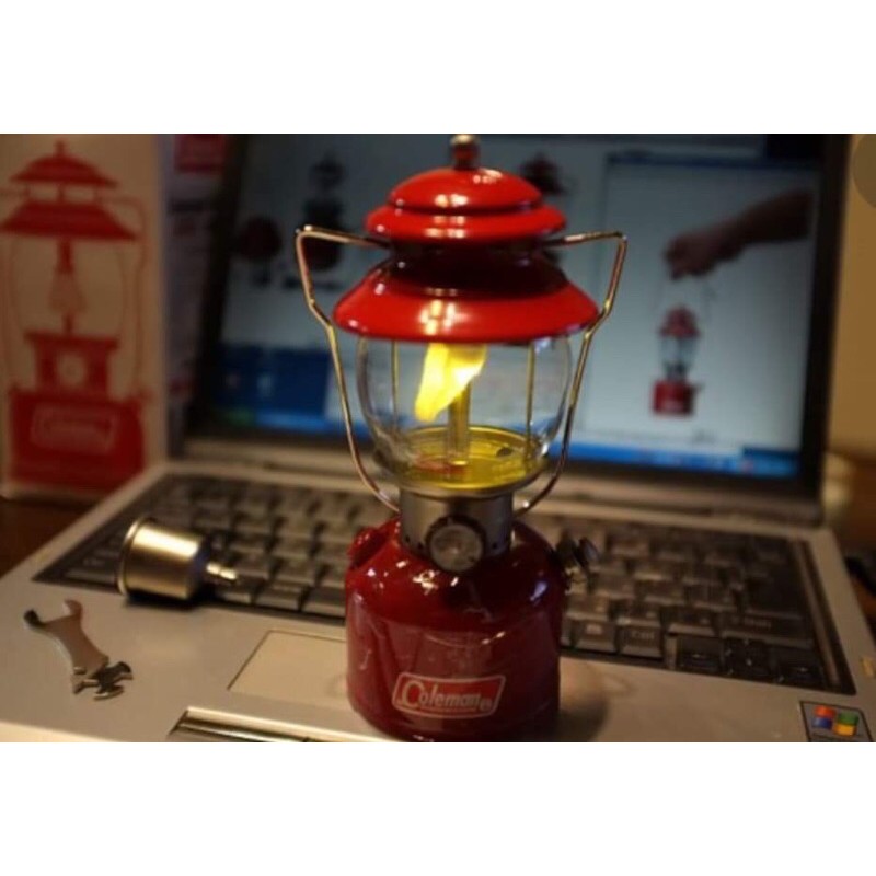 Coleman Lantern mini 200a LED 1/2 - ใส่ถ่านaaa2ก้อน โป๊ะแก้ว ตัวถังเหล็ก สูบดึงได้