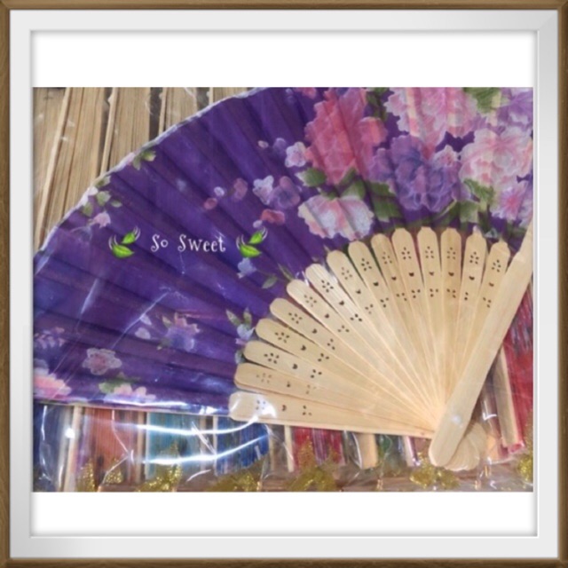 ของชำร่วย (ราคาส่ง) ฟรีสติกเกอร์ แพ็ค 50 ชิ้น พัดไม้ฉลุลายดอกไม้