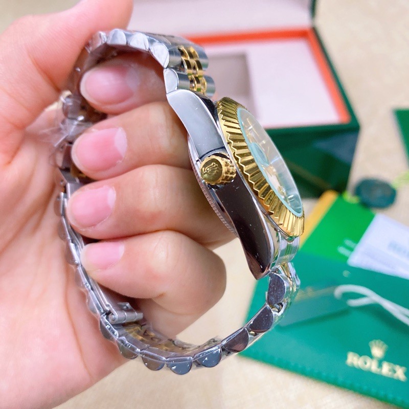 นาฬิกาข้อมือสายเลท ประดับเพชร ระบบถ่านคะ พร้อมกล่องหนังเขียว