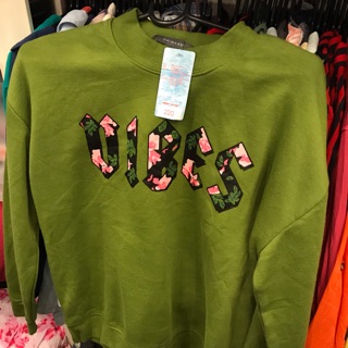 เสื้อสเวตเตอร์สีเขียว