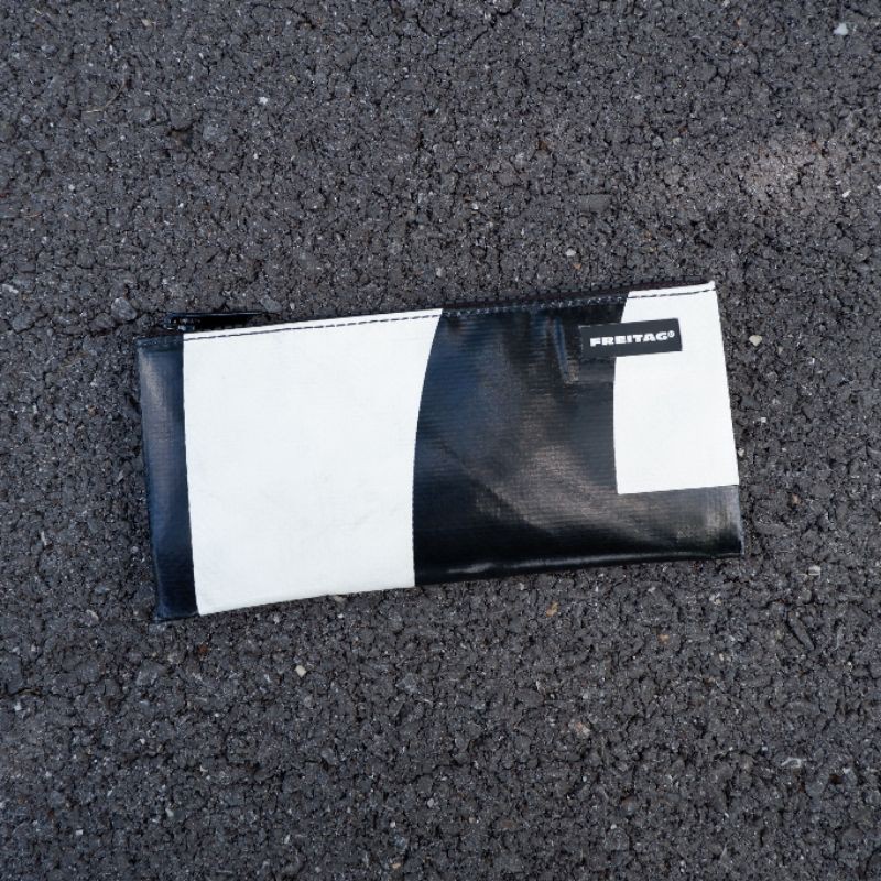 กระเป๋าใส่ของ Freitag รุ่น F06 SERENA ผ้าใบสีขาว สกรีนสีดำ ซิปสีดำ