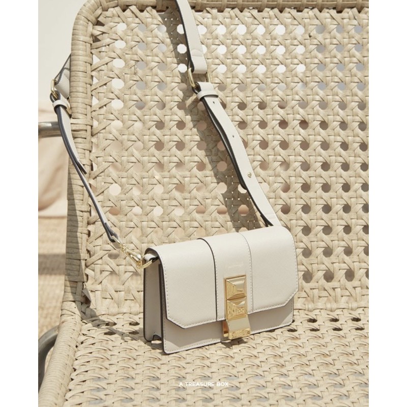 The treasure box flat layer สี ivory (ขายแล้วค่ะ)