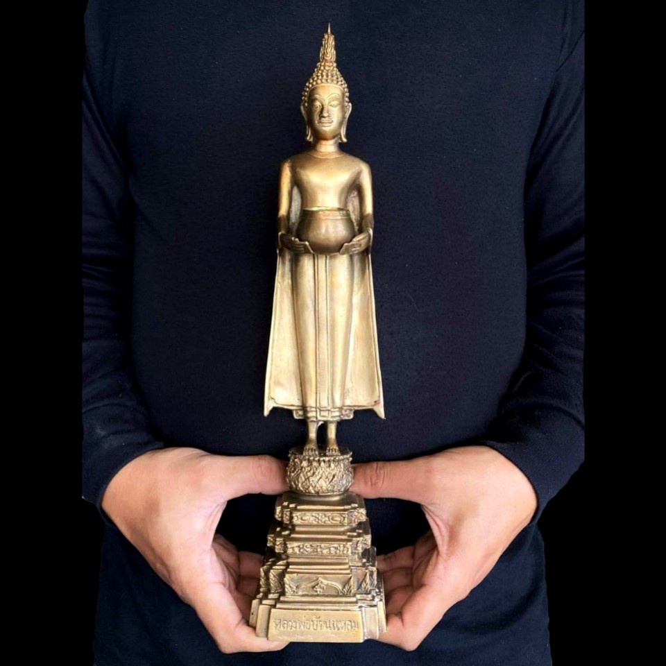 พระพุทธรูปปางอุ้มบาตร หลวงพ่อวัดบ้านแหลม เนื้อทองเหลือง สูง30ซม. บูชาเสริมโชคลาภเงินทองมีกินมีใช้