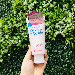 SENKA Perfect Whip WHITE วิปโฟมทำความสะอาดผิวหน้าที่มีส่วนผสมของ ฟูจิซากุระ เอสเซ้นส์ ลดเลือนจุดด่างดำ ให้ผิวดูกระจ่างใส