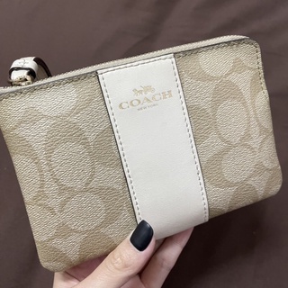 [ส่งต่อ from USA🇺🇸] กระเป๋าคล้องมือ Coach สีครีม/ขาว ลายออริจินัล Coach - Small Wrislet