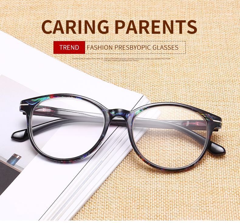 หนังสืออ่านตาสายตายาวป้องกันแสงสีฟ้าสำหรับผู้ชายและผู้หญิงกำลังเล่นแว่นตาอ่านหนังสือโทรศัพท์มือถือ