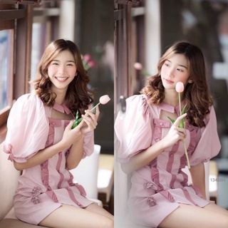 เดรสสั้นคอปก ทรงแขนพอง ทรงอกเว้า แต่งระบายสลับสีรอบตัว ติดดอกไม้ มีกระดุมปั้มเรียงด้านหน้า ผ้าซาร่า งานดีไซน์เก๋