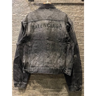 BALENCIAGA LARGE FIT DENIM JACKET เสื้อแจ็คเก็ตยีนส์ แบรนด์บาลองเซียก้า ผ้าฟอกสีดำ ปักตัวหนังสือโลโก้ด้านหลัง