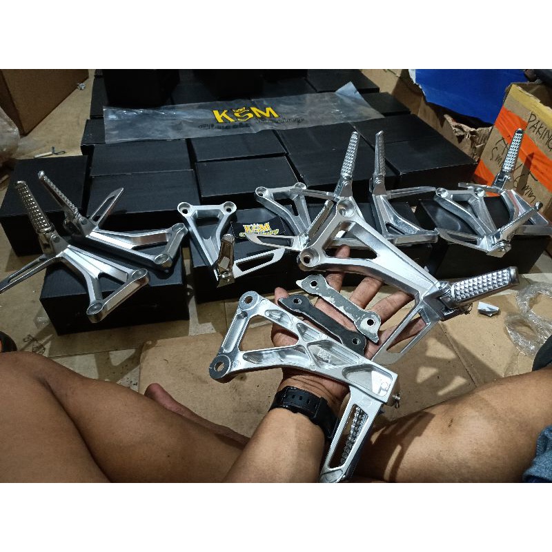 CBR 650cc พักเท้าหลังนําเข้าสีดํา+เหล็กยึดจานเก่า (Kw1)