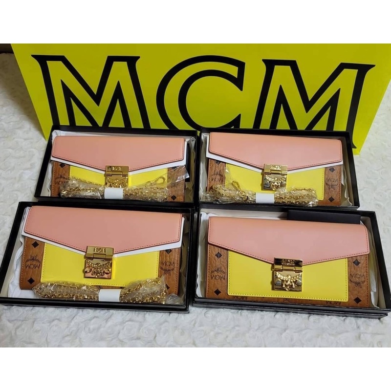 Mcmเป๋าตังใบยาว สีเหลืองน้ำตาล New MCM Woc  Patricia Crossbody Walletมีสายโซ่ด้วนค่ะ