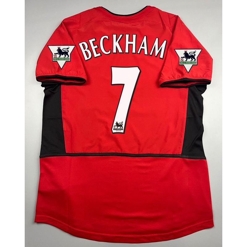 เสื้อบอล ย้อนยุค แมนยู 2002 เหย้า Retro Manchester United Home พร้อมเบอร์ชื่อ 7 BECKHAM แบบเฟลค อาร์มพรีเมียร์ลีค