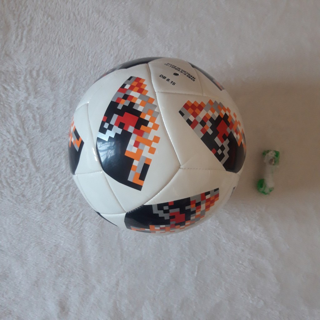 ฟุตบอล เลขที่. 4 MODEL W 2018 (FREE NET BAG + PUMP) ครีมแดง