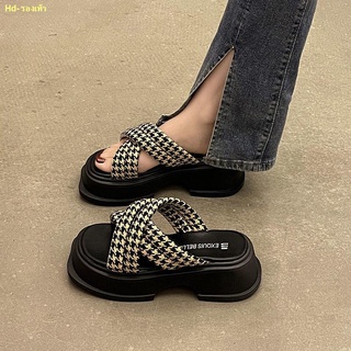 Spot 💮🔥เพิ่มความสูงรองเท้าแตะสายรัดข้าม houndstooth และรองเท้าแตะของผู้หญิงในปี 2022 สวมใส่ด้านนอกใหม่รองเท้าแตะแฟชั่น