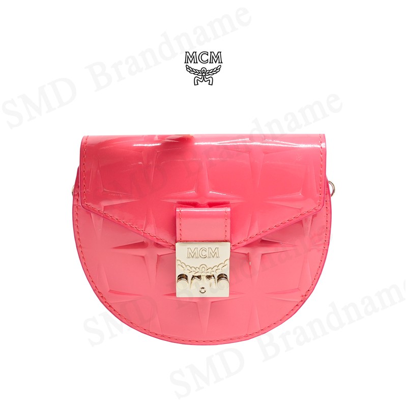 MCM กระเป๋าสตางค์มีสายสะพาย   รุ่น Diamond Patent Patricia Round Crossbody Bag Code: MYAASPA02QE001