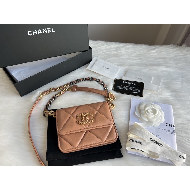 Chanel 19 belt bag holo 31