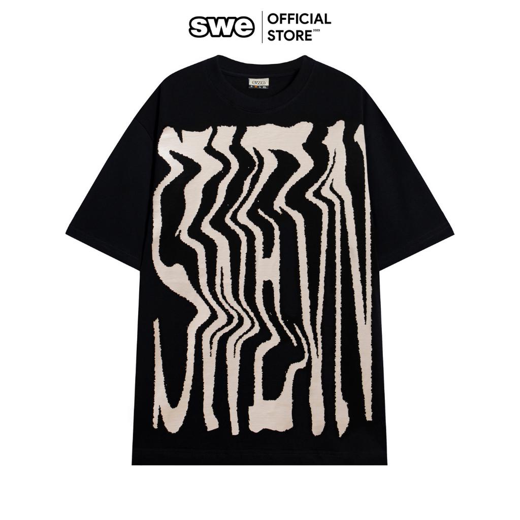 เสื้อยืดลาย Unisex แบรนด์ท้องถิ่น SWE SWEVN TEE - สีดํา/ครีม