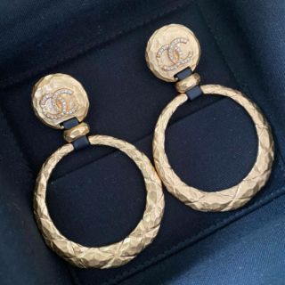 NEW CHANEL GOLD EARRING ราคา 22,550฿