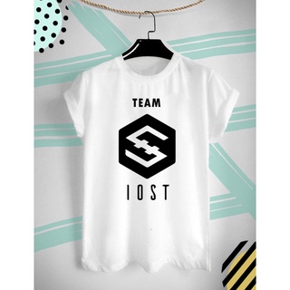 เสื้อยืดลาย เหรียญ IOST คริปโต Cryptocurrency สีสันสดใส ใส่สบายๆ ไม่ยืด ไม่ย้วย