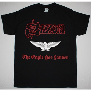 เสื้อยืดผ้าฝ้ายพิมพ์ลายแฟชั่น เสื้อยืด พิมพ์ลาย Saxon The Eagle Has Landed 1982 สีดํา สําหรับผู้ชาย