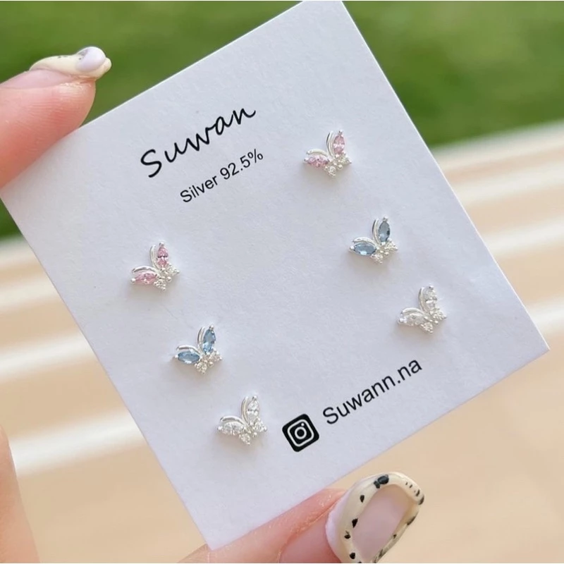 [ได้รับการรับรองเงินแท้] Suwann.na [ราคาต่อคู่] ต่างหู ต่างหูเงินแท้ ผีเสื้อเพชร สีเงิน, ชมพู, ฟ้า, ดำ