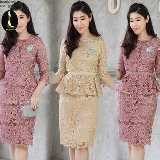 kudapy เดรสสั้นออกงาน ผ้าลูกไม้สีกะปิ/สีทอง แขนสามส่วน มีเข็มขัดระบายเอว ถอดออกได้ ใส่ได้ 2แบบ