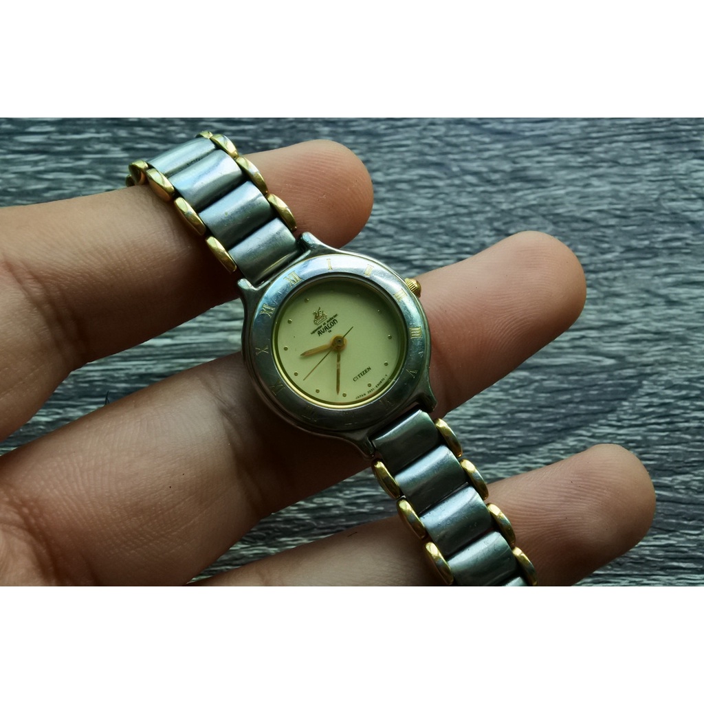 นาฬิกา Vintage มือสองญี่ปุ่น CITIZEN AVALON ระบบ Quartz ผู้หญิง ทรงสี่เหลี่ยม กรอบทอง หน้าเหลือง หน้าปัด 28mm