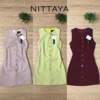 ป้าย NITTAYA เดรสคอกลม แขนกุด ทรงพอดีตัว แต่งกระดุม